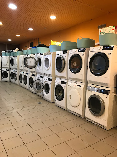 Önkiszolgáló mosoda - Self service laundry