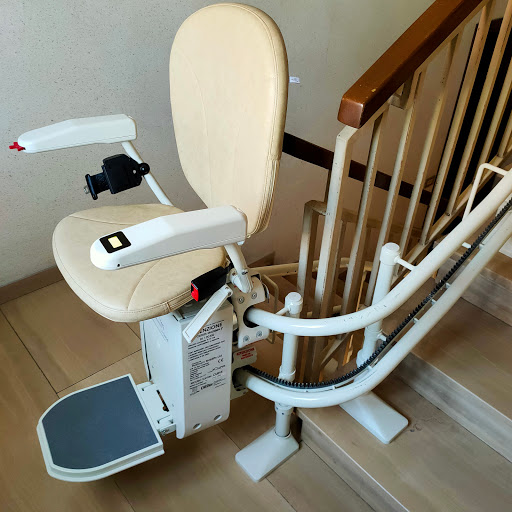 DOMETEC VENETO - Montascale a sedia e a pedana per anziani e disabili, facili e convenienti