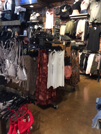Clothing Store «Tillys», reviews and photos, 343 N Alafaya Trail, Orlando, FL 32828, USA