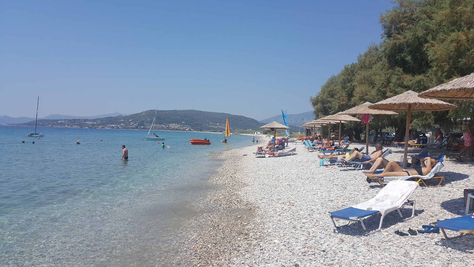 Foto von Mykali beach von Klippen umgeben