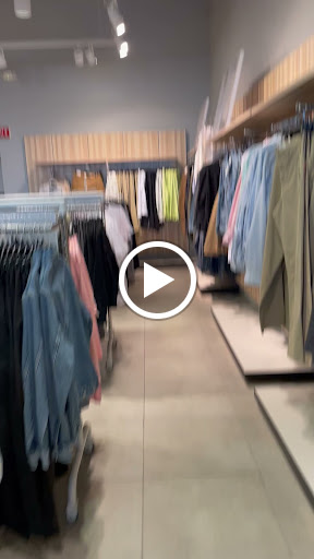 Clothing Store «H&M», reviews and photos, 37 Aquarium Way, Long Beach, CA 90802, USA