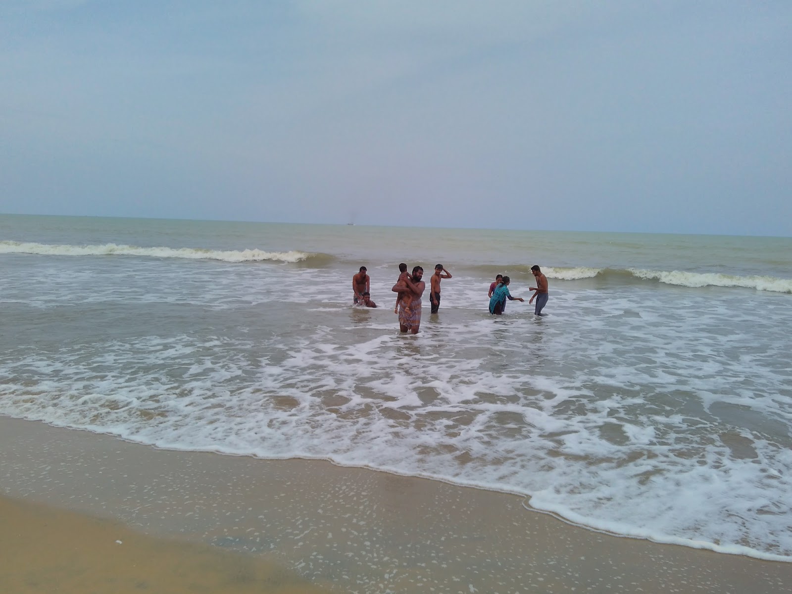 Foto von Golden Sand Beach mit etwas sauber Sauberkeitsgrad