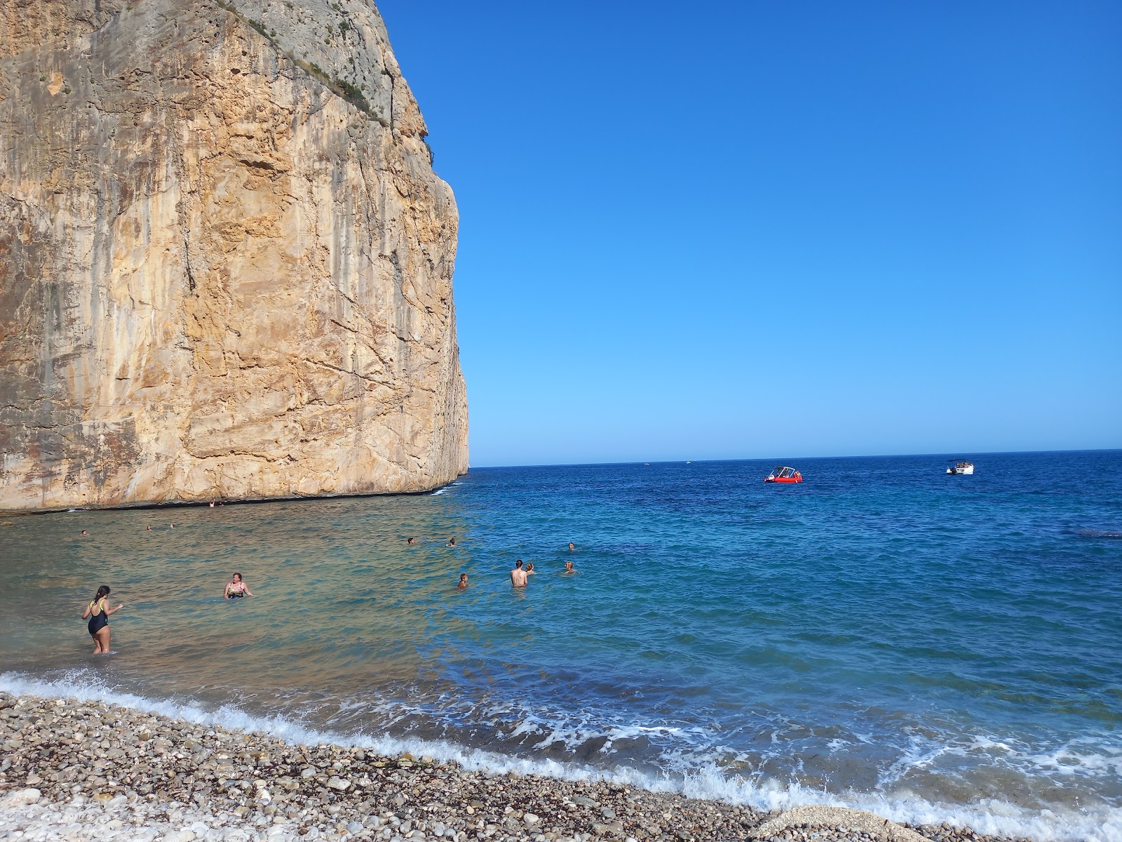 Cala del Raco del Corb'in fotoğrafı doğal alan içinde bulunmaktadır