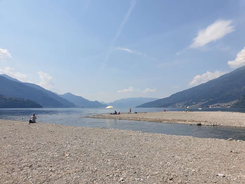 Gravedona Beach'in fotoğrafı uçurumlarla desteklenmiş