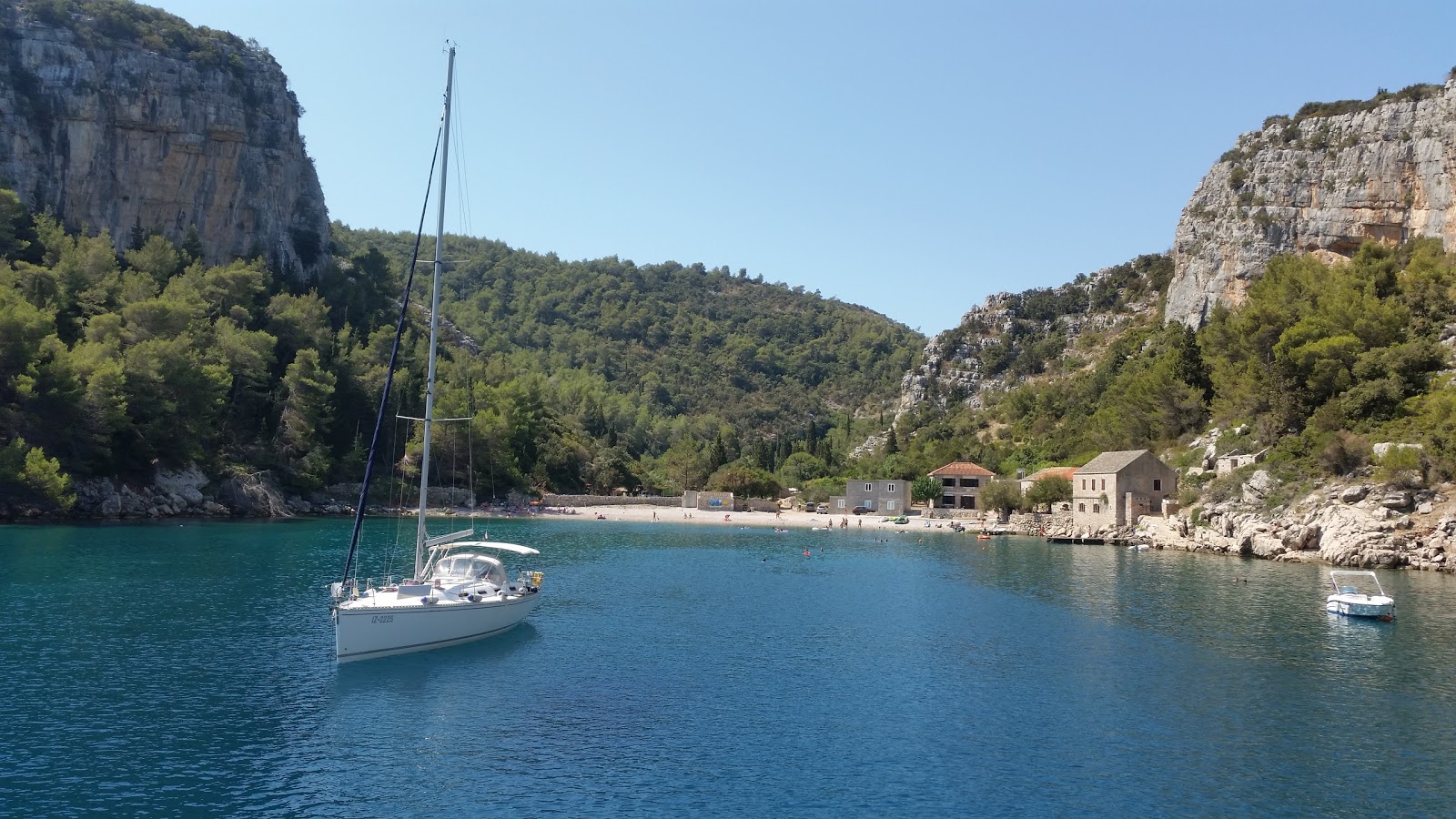 Photo de Plage de Veliki Pokrivenik avec petite baie