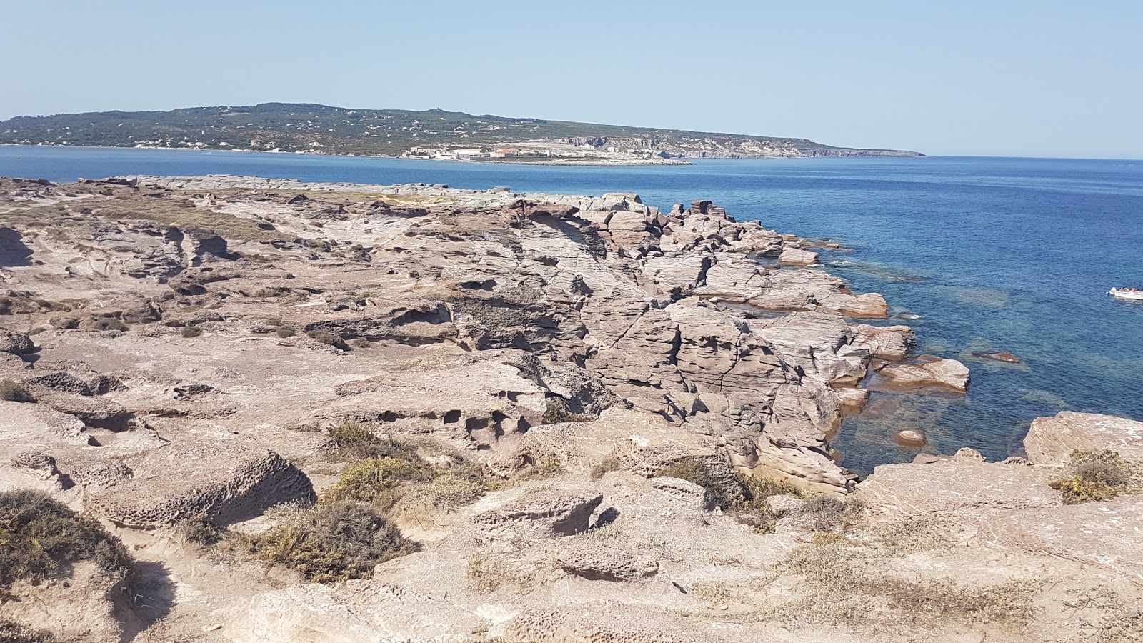 Isola Piana Beach'in fotoğrafı küçük koy ile birlikte