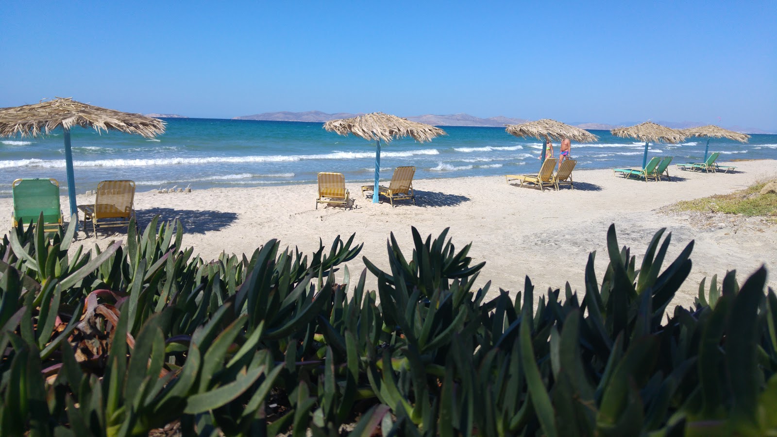 Troulos beach的照片 带有碧绿色纯水表面