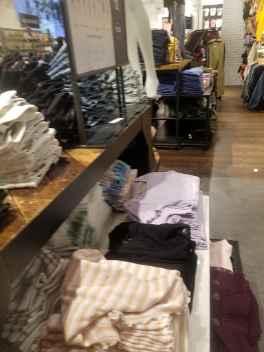 Clothing Store «Aéropostale», reviews and photos, 200 Baychester Ave, Bronx, NY 10475, USA