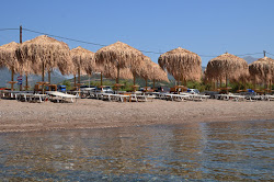 Foto di Chiliadou beach con costa lunga e dritta