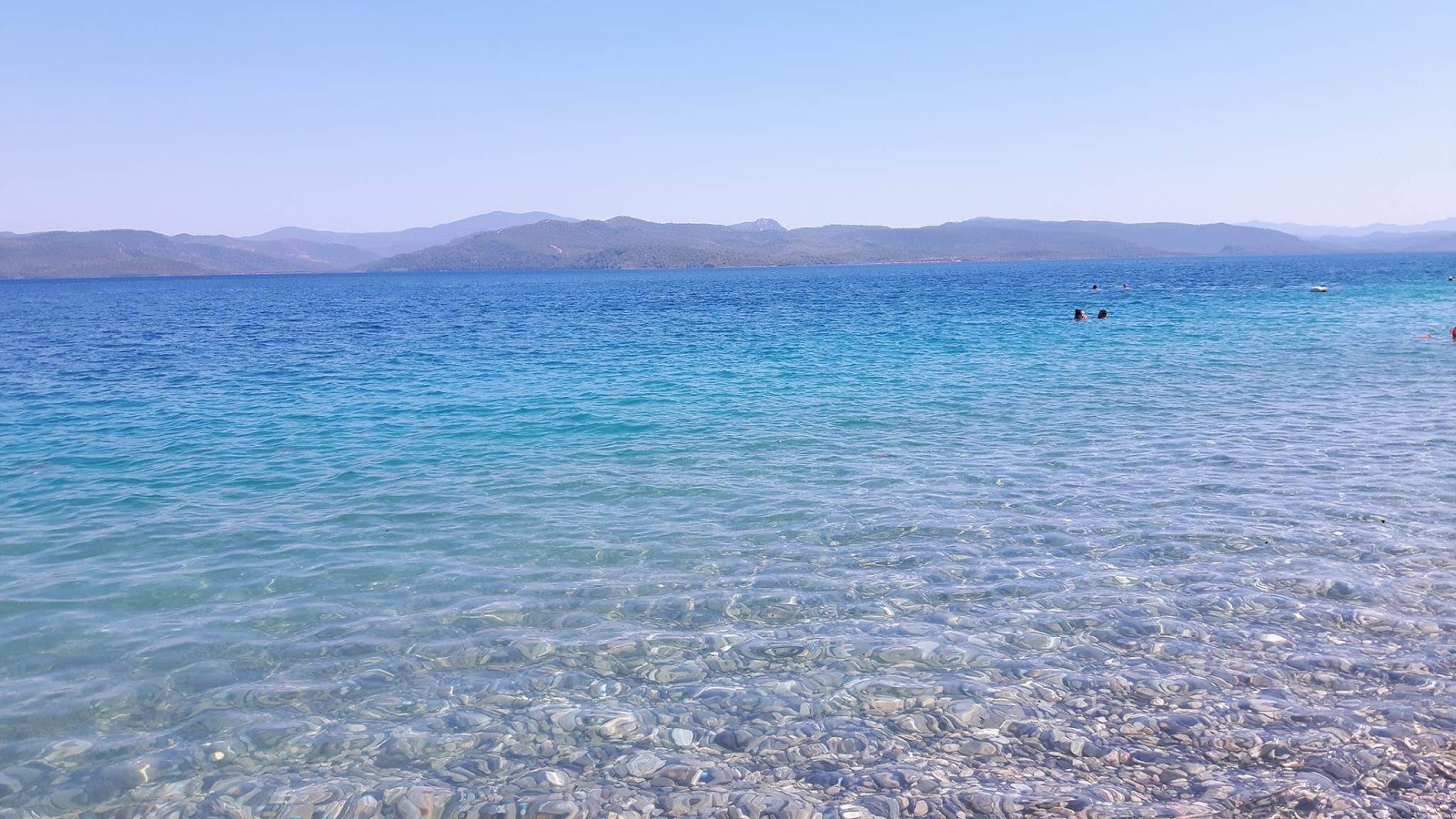 Foto van Chardak beach ondersteund door kliffen