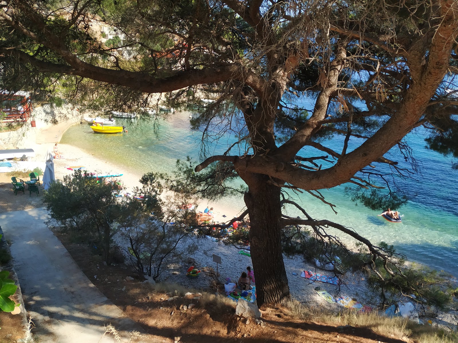 Photo de Veprinova beach protégé par des falaises