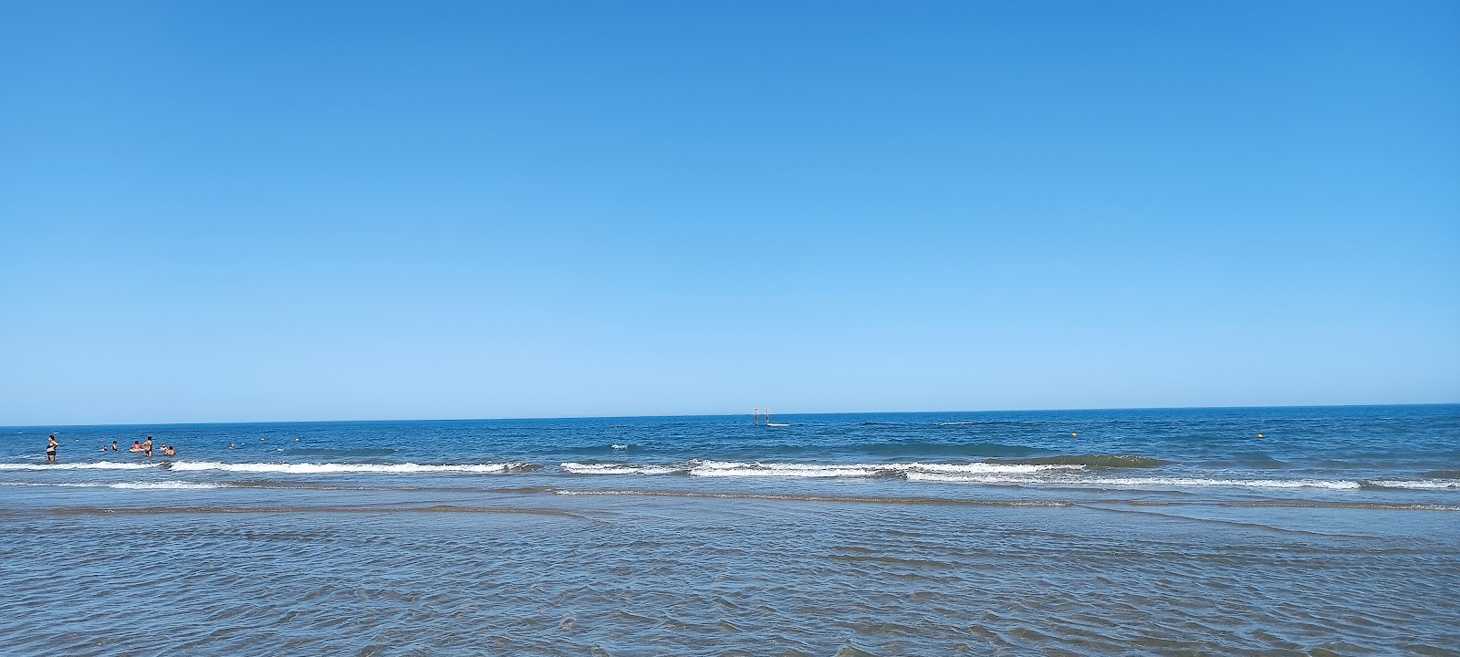 Φωτογραφία του Qumbar Beach με μακρά ευθεία ακτή
