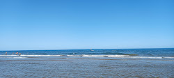 Φωτογραφία του Qumbar Beach με μακρά ευθεία ακτή