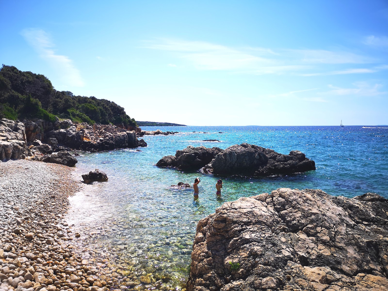 Photo de Dudici beach protégé par des falaises