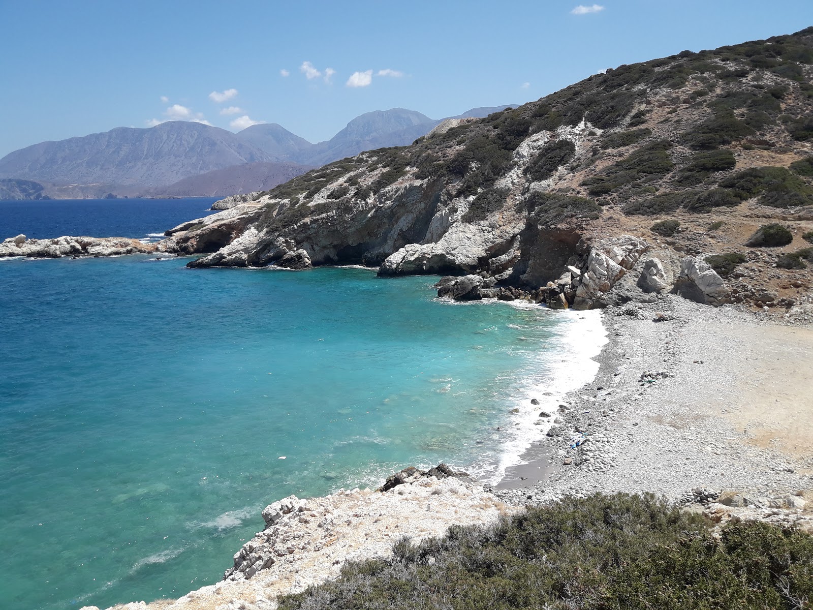 Foto av Frouzis beach med lätt sten yta