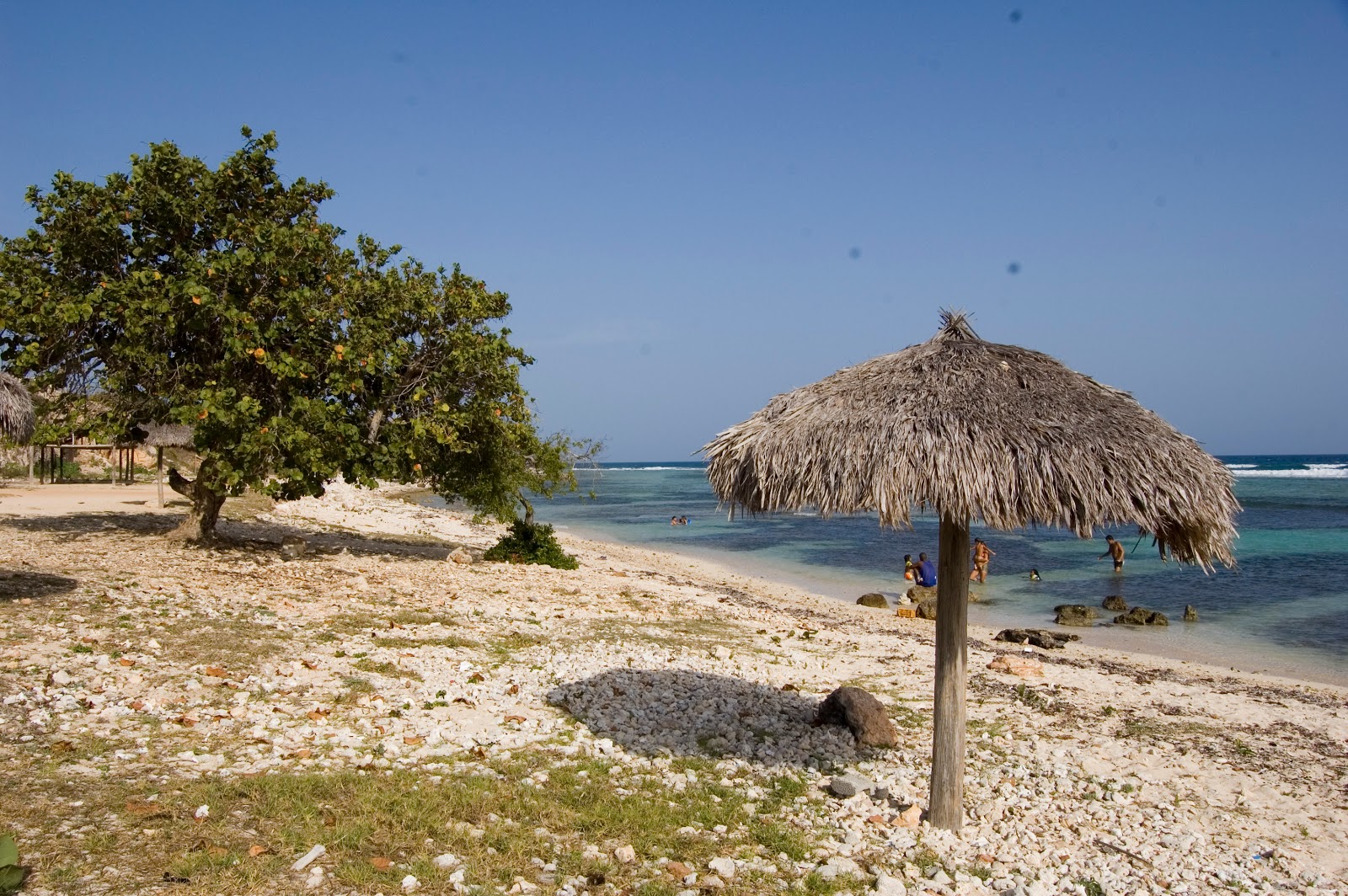 Foto von Playa de Americanas mit beiger sand & steine Oberfläche