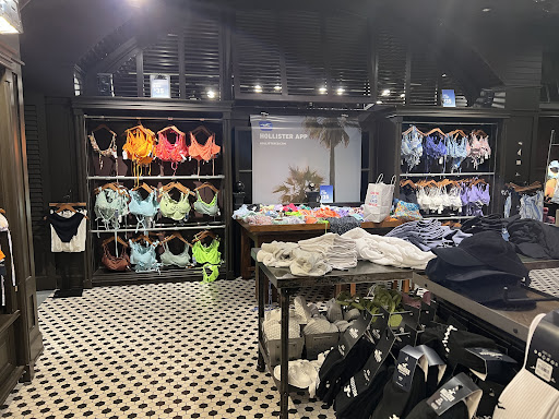 Clothing Store «Hollister Co.», reviews and photos, 5065 Main St f169, Trumbull, CT 06611, USA