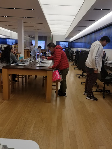 Computer Store «Microsoft Store - Tysons Corner Center», reviews and photos, 1961 Chain Bridge Rd, Tysons, VA 22102, USA