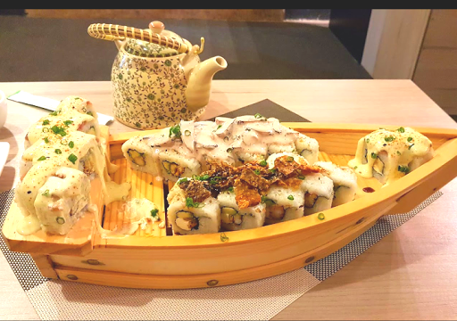 Sakana sushi lounge makis