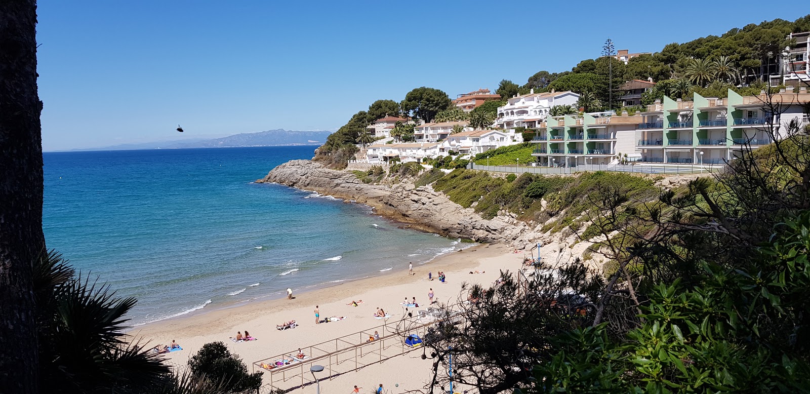 Platja Llarga'in fotoğrafı kahverengi kum yüzey ile