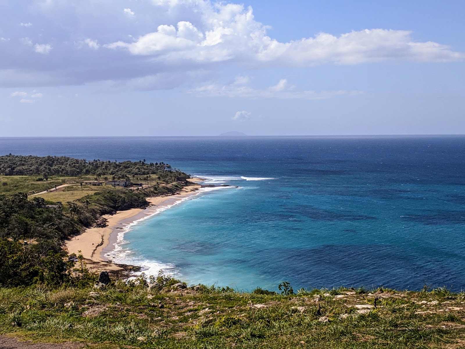 Foto de Punta Borinquen beach com meios de comunicação nível de limpeza