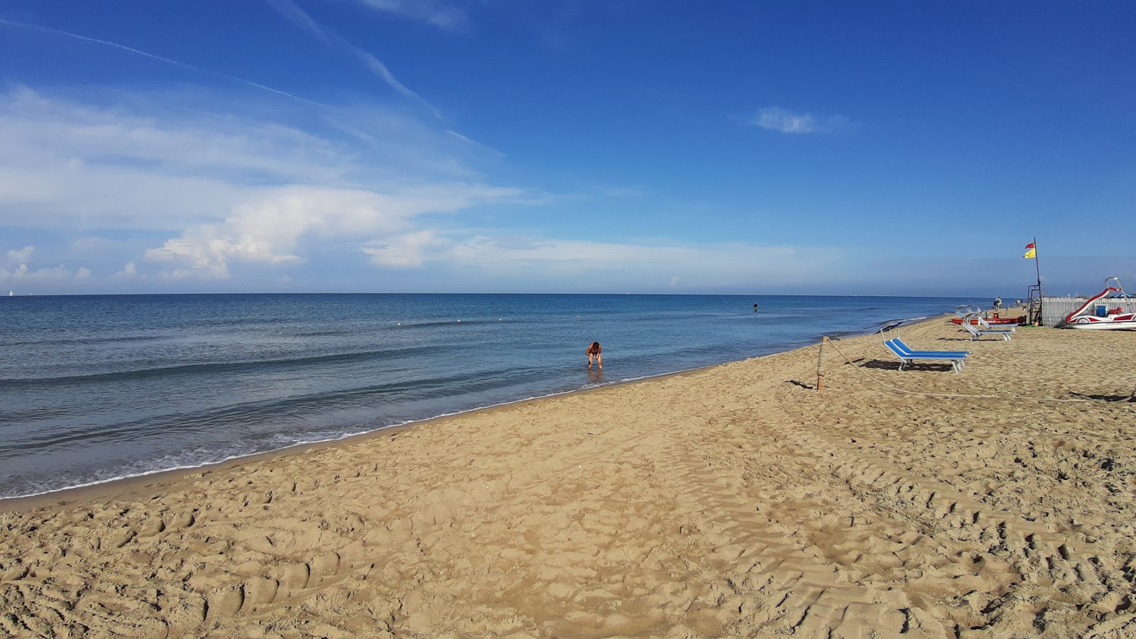 Spiaggia Libera Tirrenia的照片 带有长直海岸