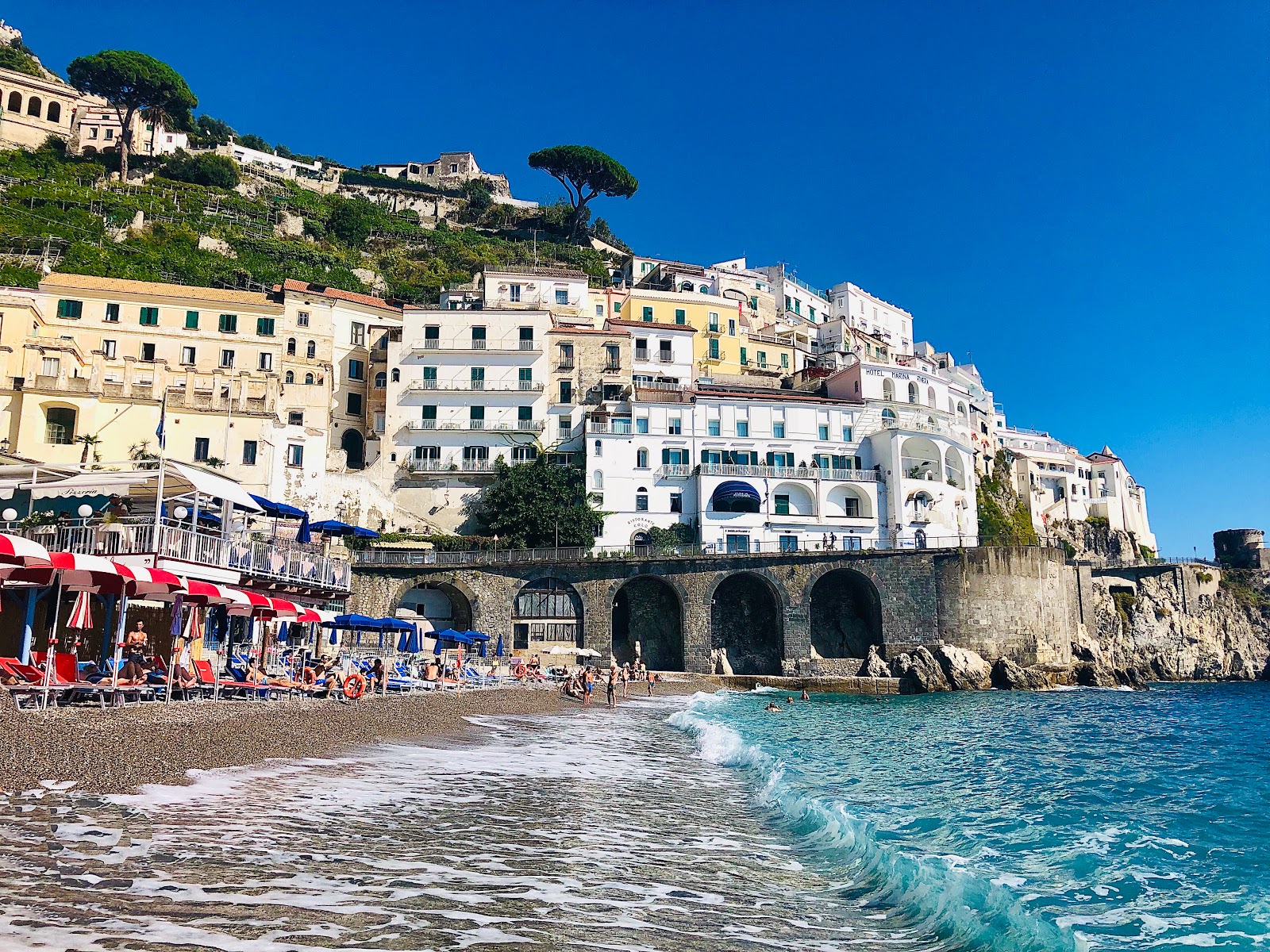Valokuva Amalfi beachista. sisältäen pieni lahti