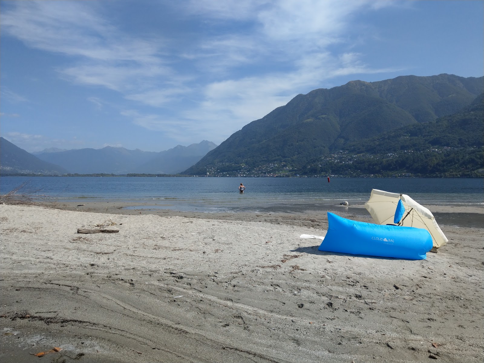 Locarno spiaggia的照片 带有碧绿色纯水表面
