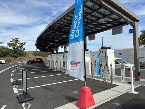 Borne de recharge de véhicules électriques TotalEnergies Charging Station Champs