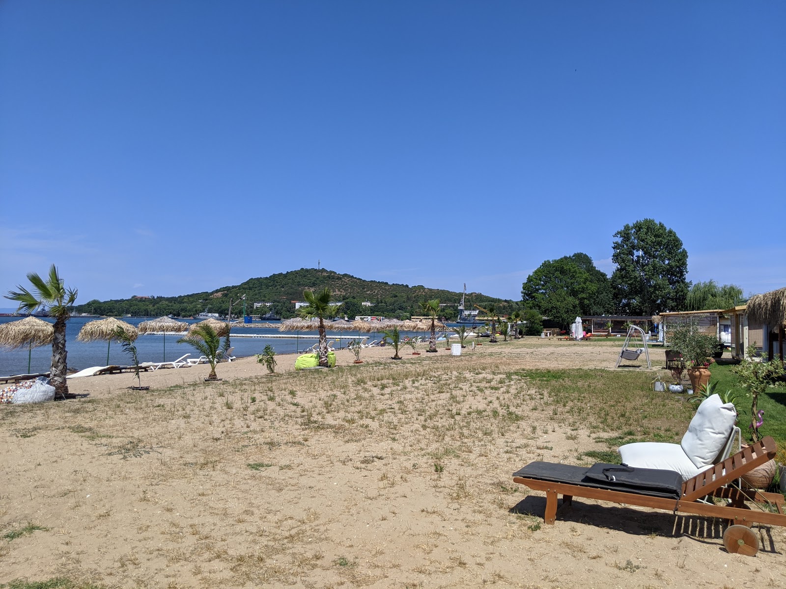Foto di Ailyak campming beach con una superficie del sabbia beige