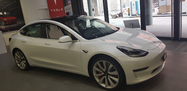 Kommentare und Rezensionen über Tesla Store Basel St. Alban