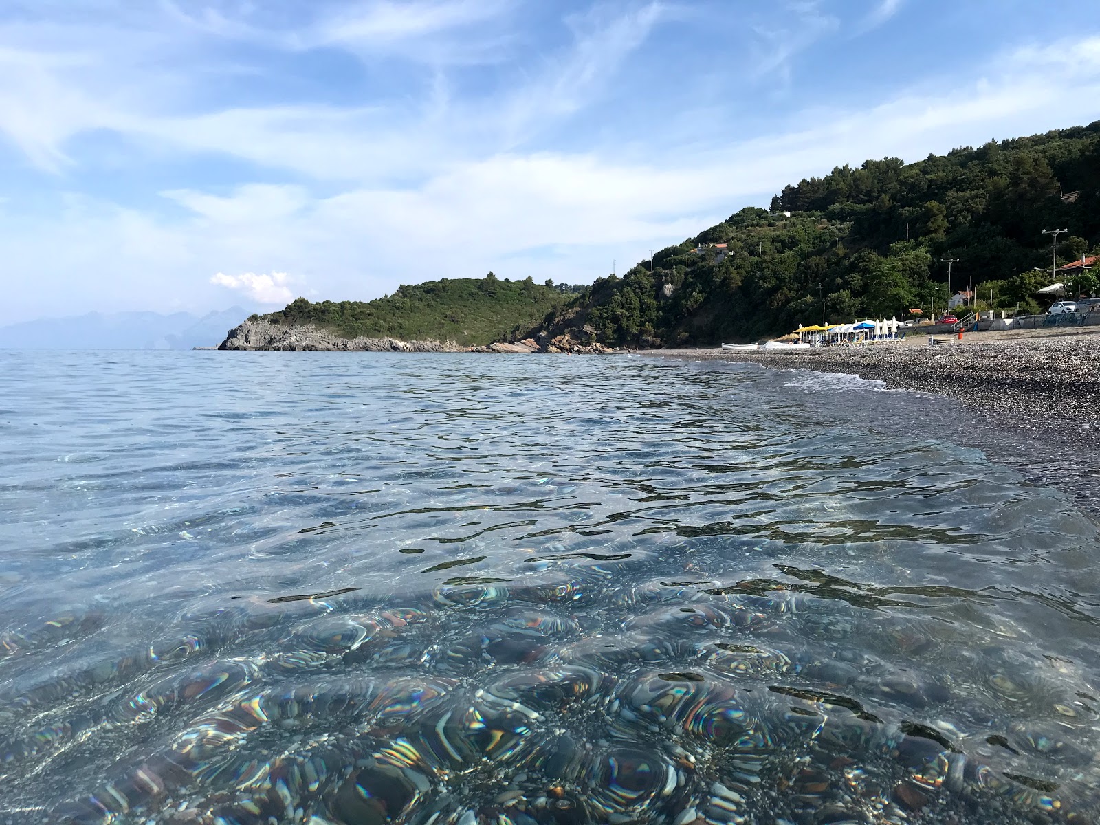 Foto di Ahladiou beach e l'insediamento