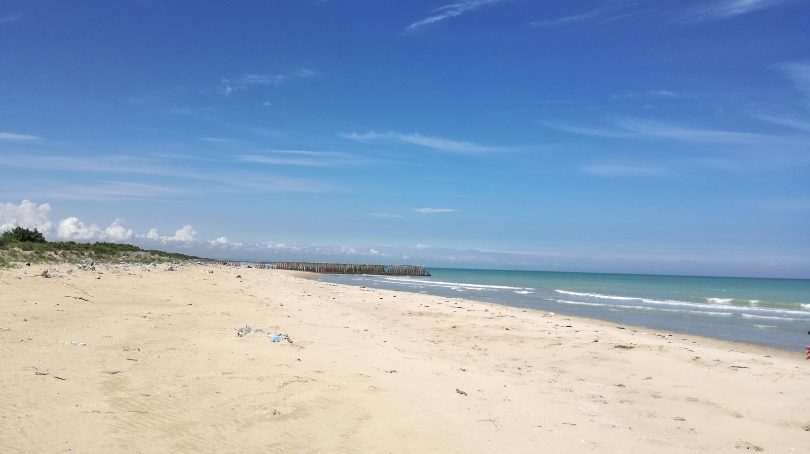 Foto de Spiaggia di Cauto con recta y larga