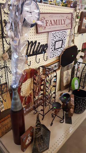 Used Clothing Store «T.E.A.M. Resale Shop», reviews and photos, 300 W Main St, Tomball, TX 77375, USA