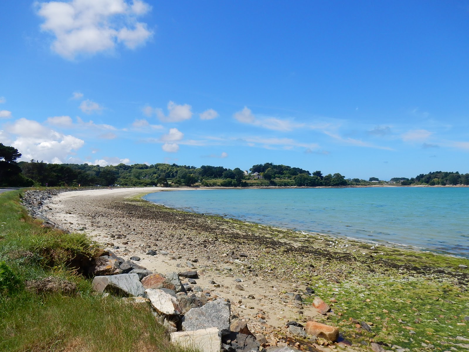 Foto von Plage de Gouermel mit grauer sand & kiesel Oberfläche