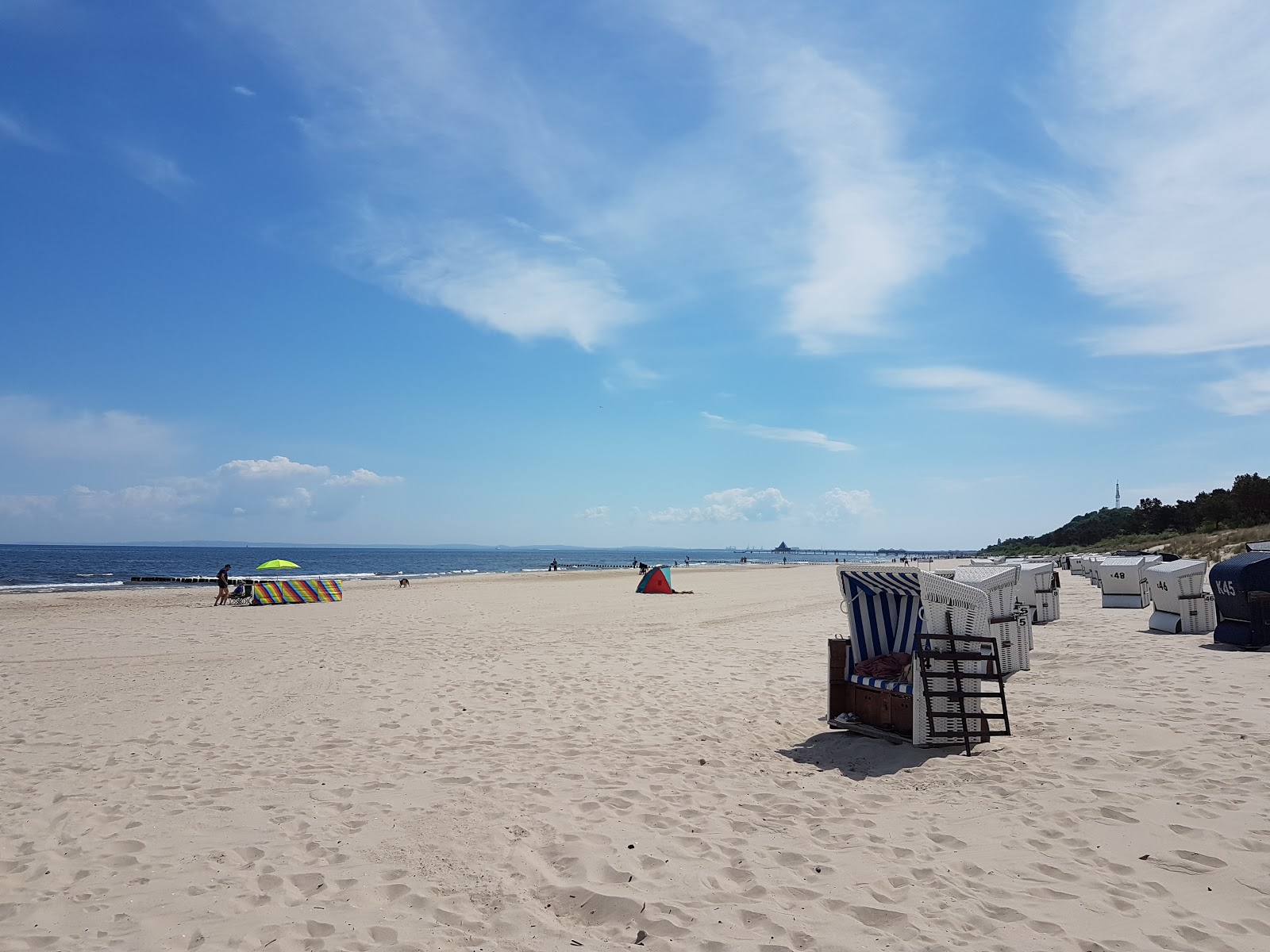 Foto de Bansin Strand com areia bege superfície