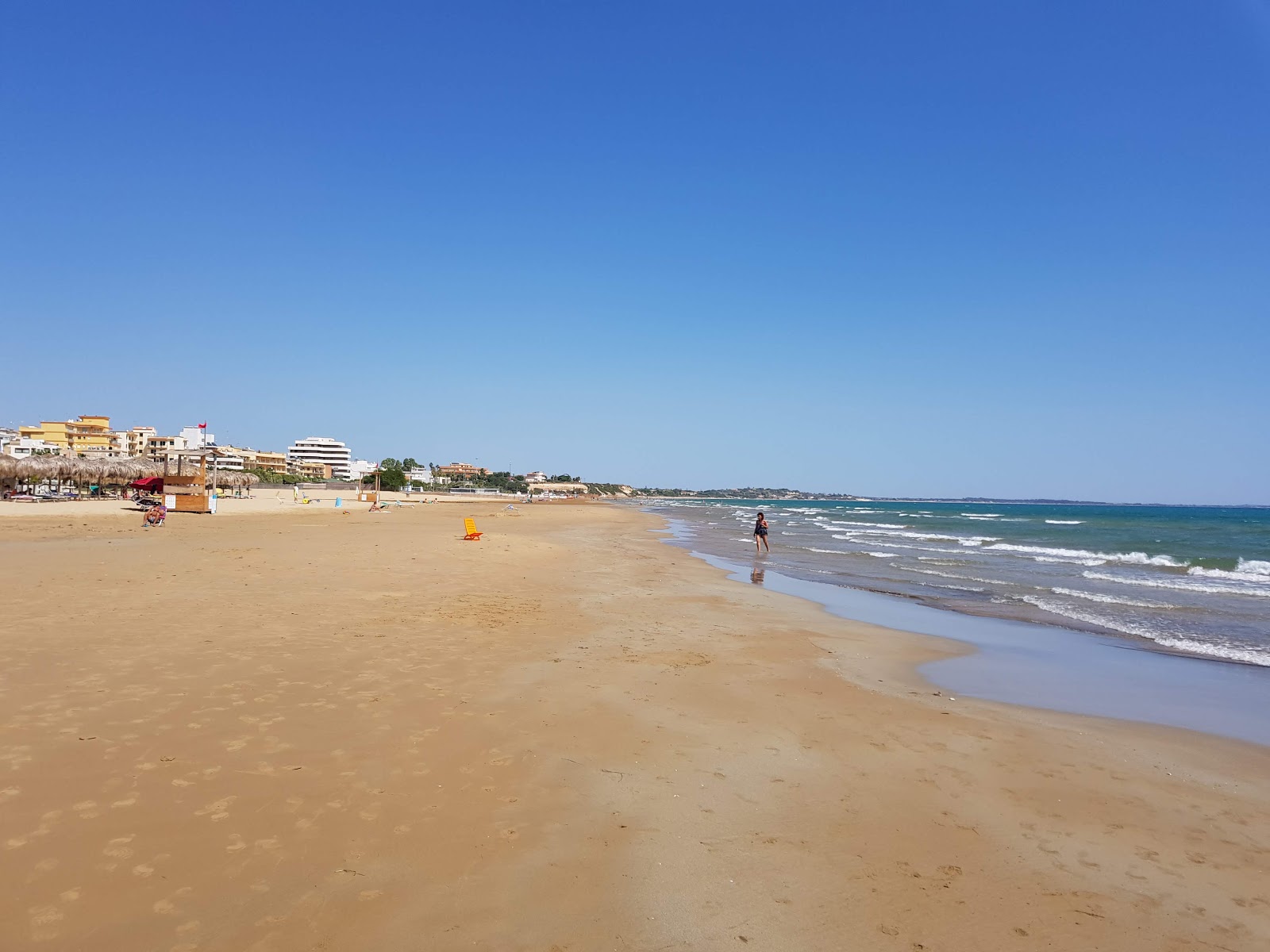 Fotografija Spiaggia Pietre Nere z svetel pesek površino
