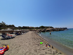 Photo de Pirgos beach II entouré de montagnes