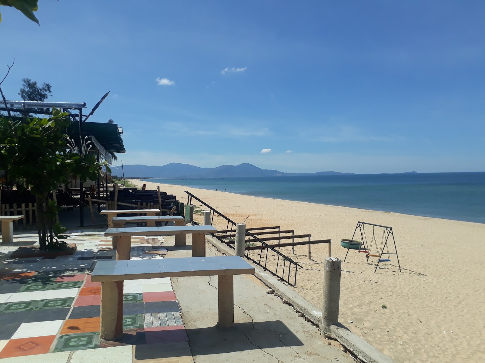 Foto di Quang Tho Beach con una superficie del acqua cristallina