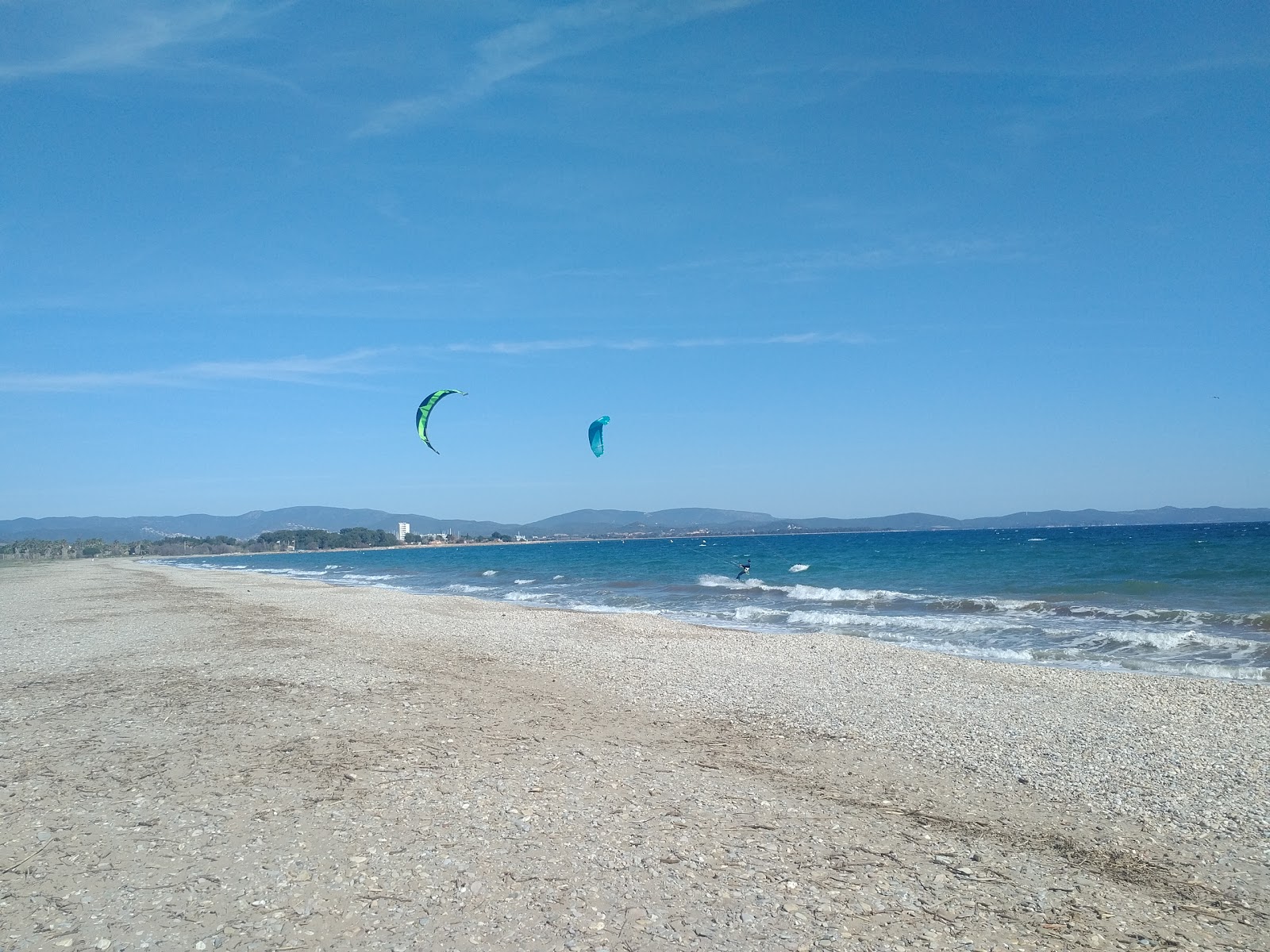 Foto de Praia de Ayguade com uma linha costeira espaçosa