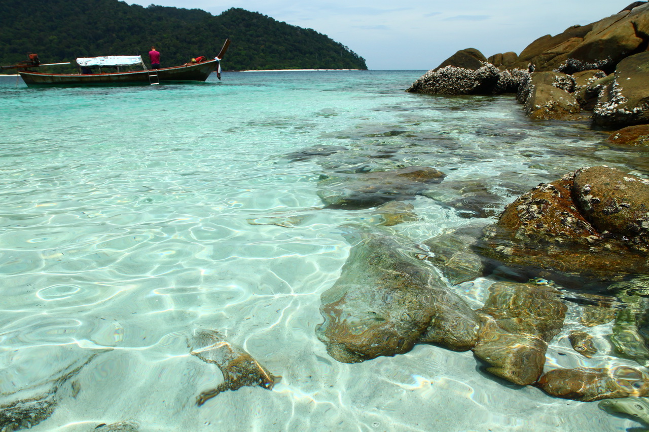 Ko Tarutao Beach'in fotoğrafı küçük koy ile birlikte