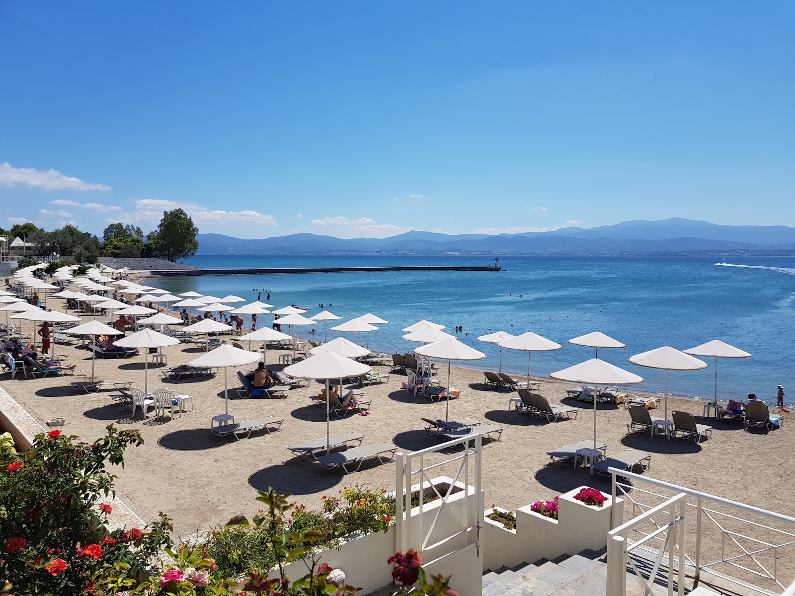 Foto de Palmariva free  beach com areia cinza superfície