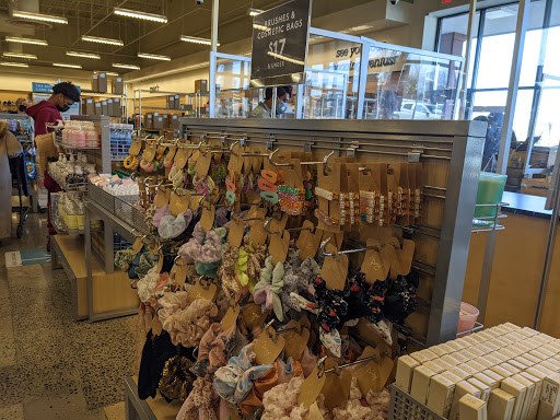 Department Store «Nordstrom Rack West Farm Shopping Center», reviews and photos, 1600 SE Rd, Farmington, CT 06032, USA