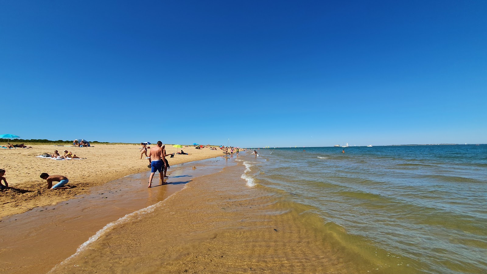 Foto di Plage de Boyardville con una superficie del sabbia beige