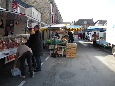Marché traditionnel à Hédé-Bazouges