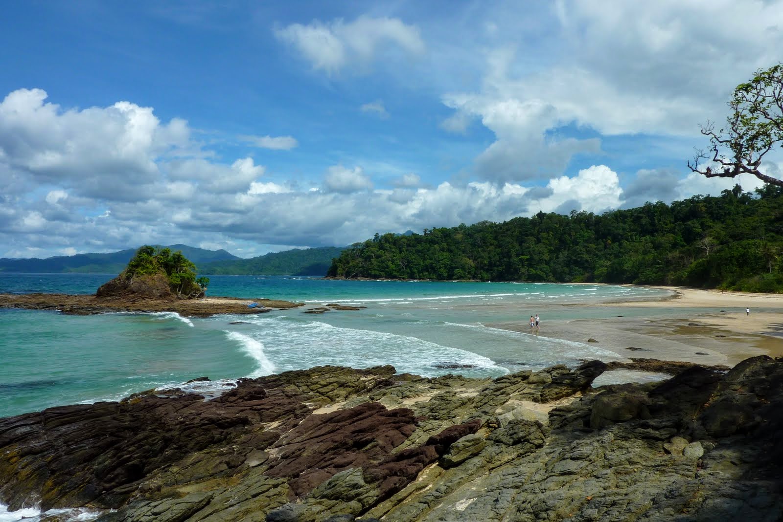 Foto de Manlipien Beach com areia bege superfície