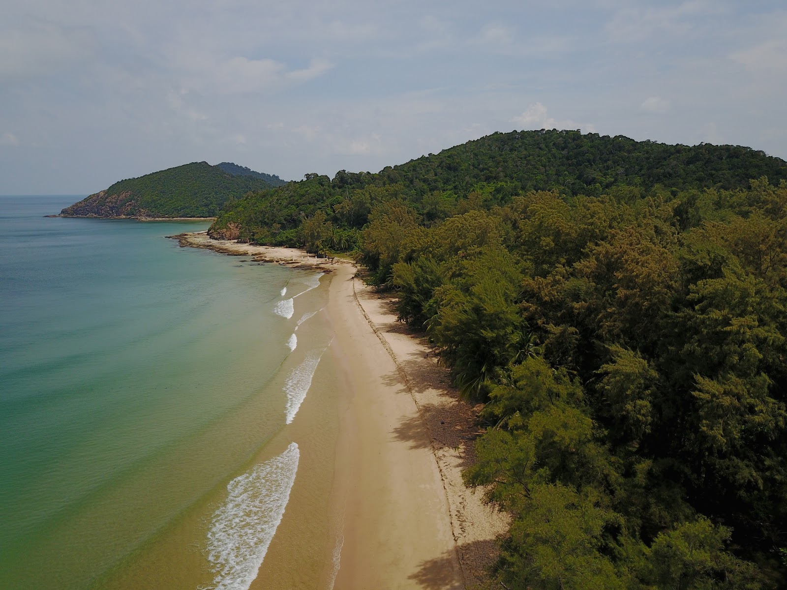 Foto von Sea Gypsy Resort beach umgeben von Bergen