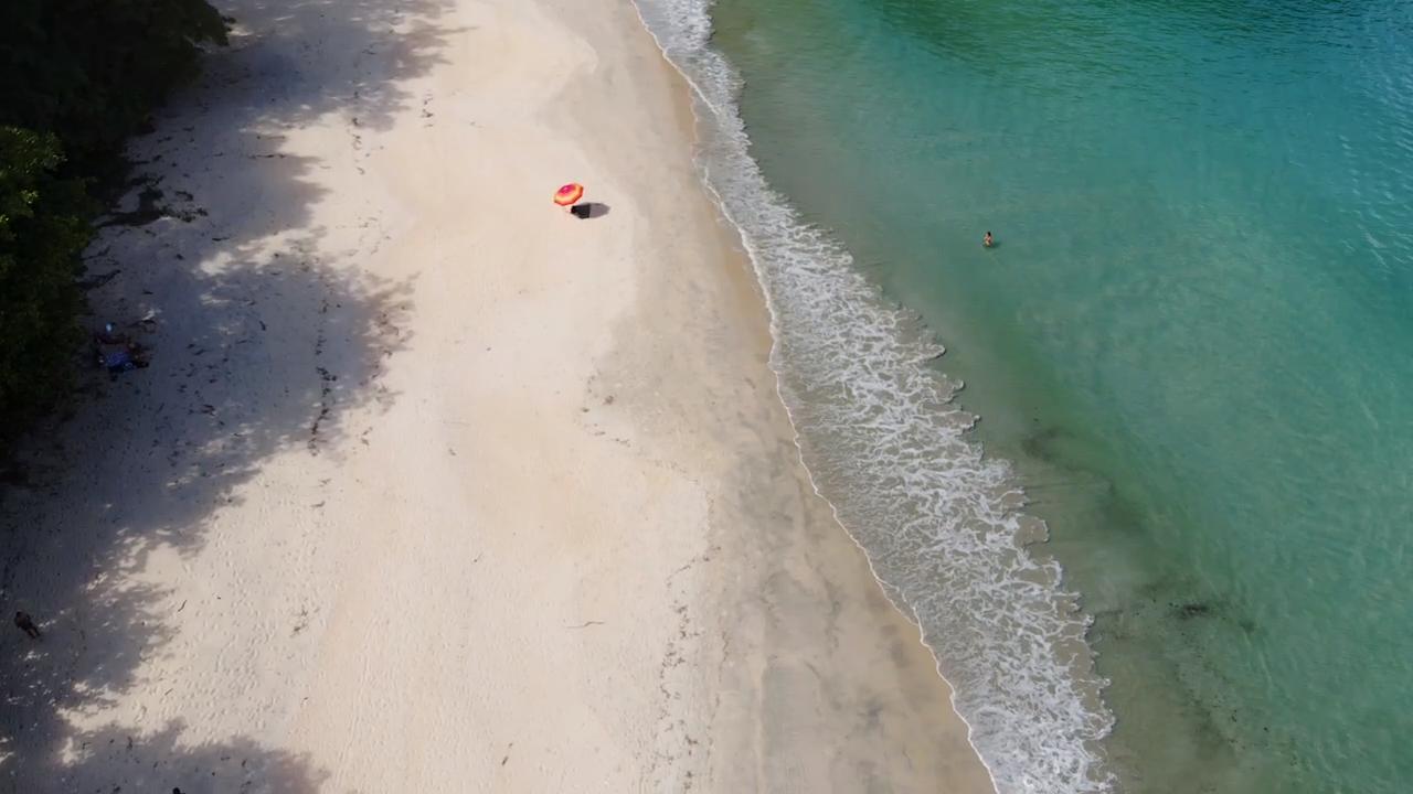 Foto av Röda stranden med rymlig strand