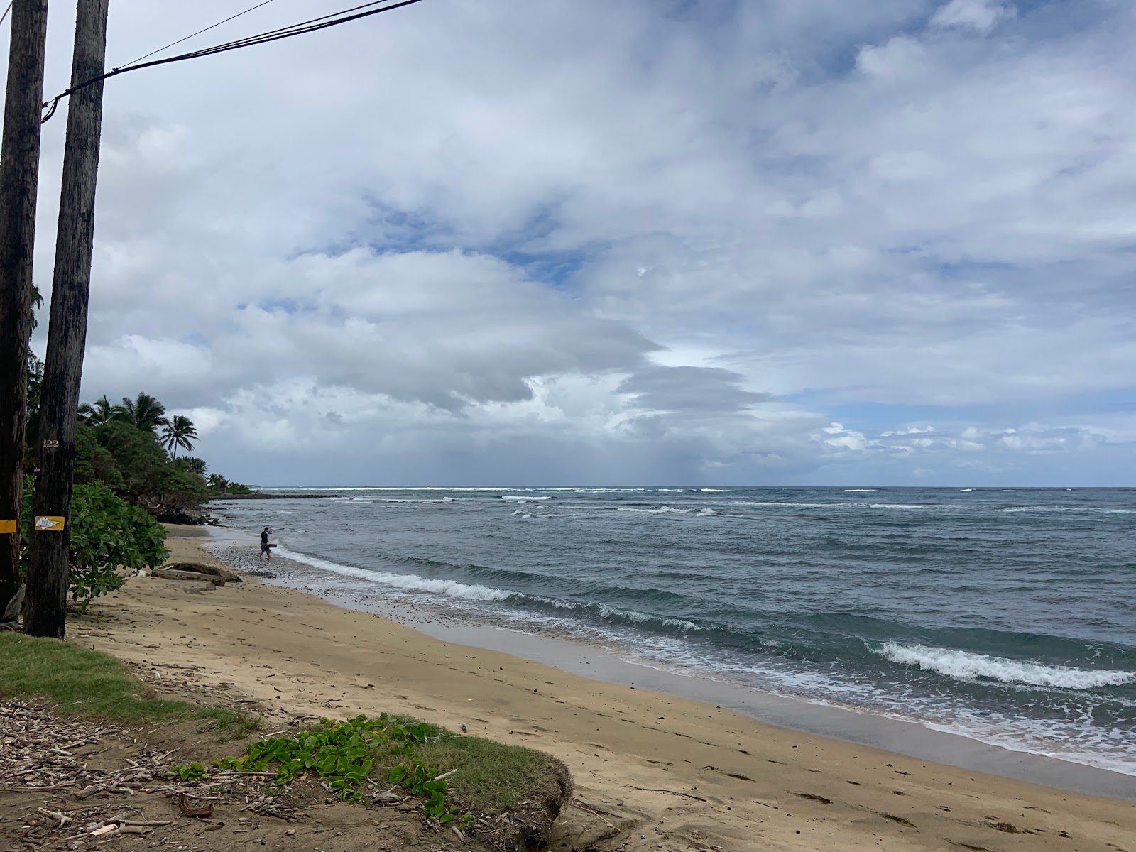 Foto af Hauula Beach med lys sand overflade