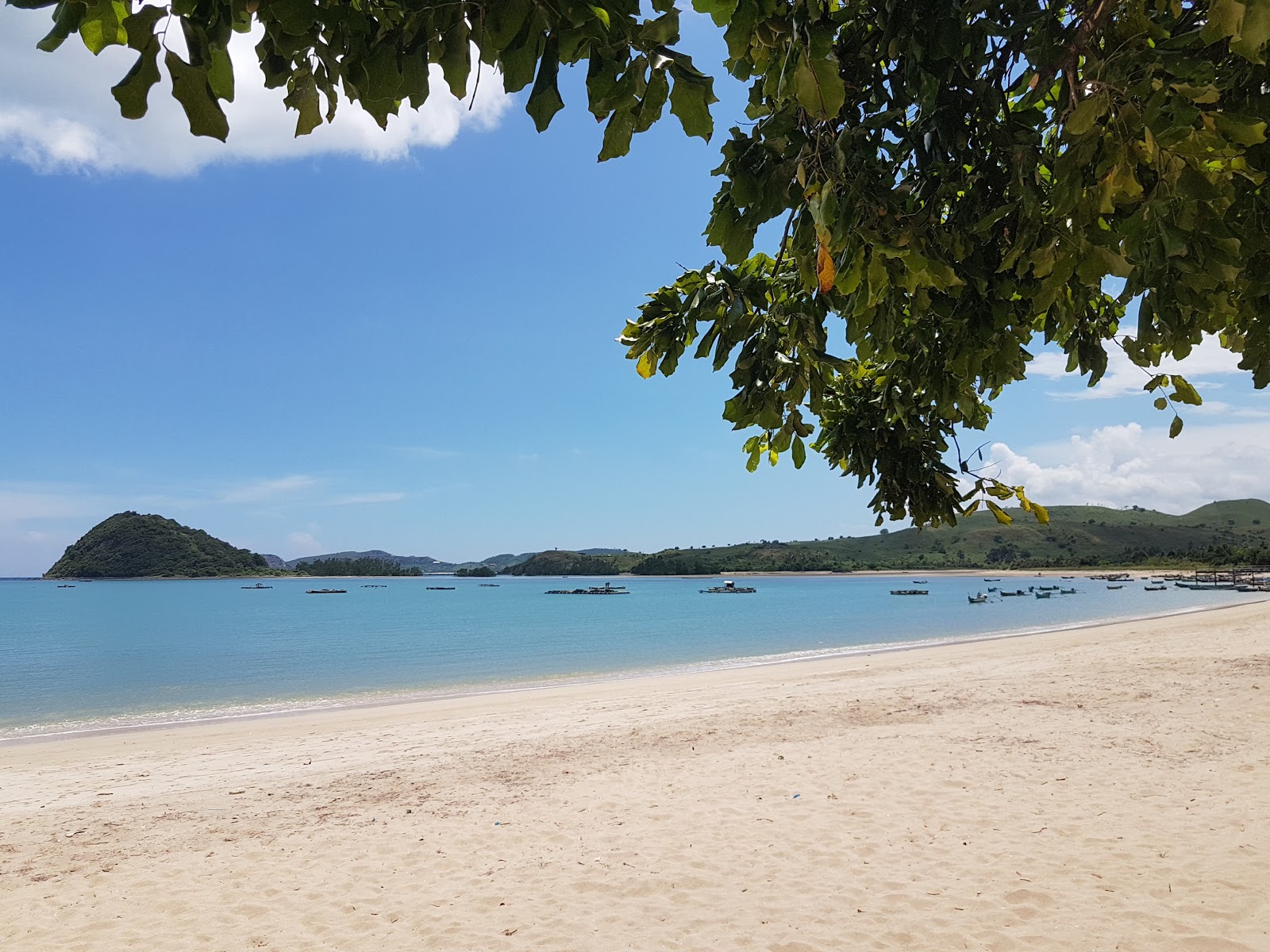 Fotografija Bumbang Beach z svetel pesek površino